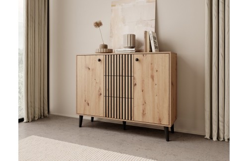 Komoda IKA s drvenim nogama i tri ladice